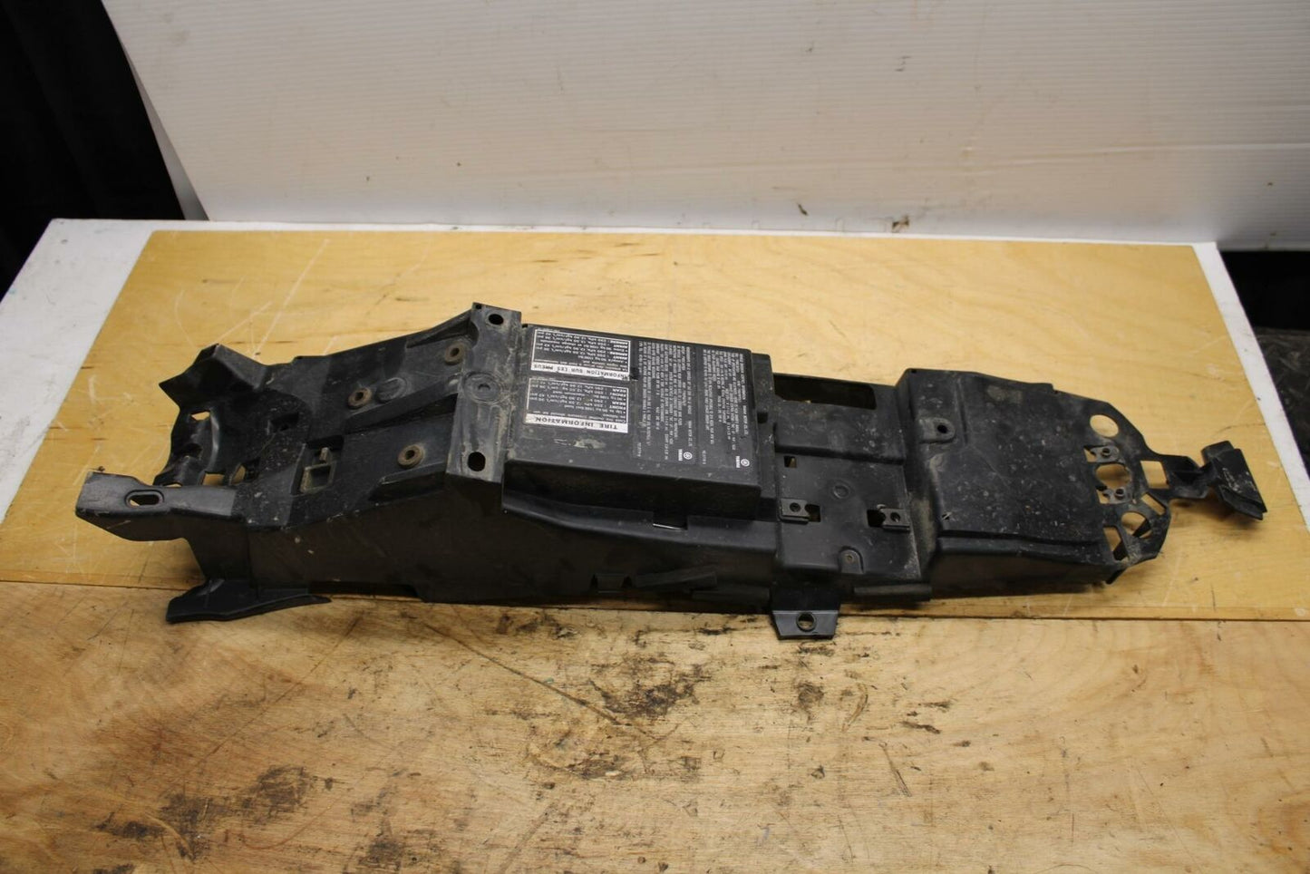 14-17 YAMAHA FZ09 REAR BACK TAIL UNDERTAIL BATTERY TRAY PLASTIC BB321