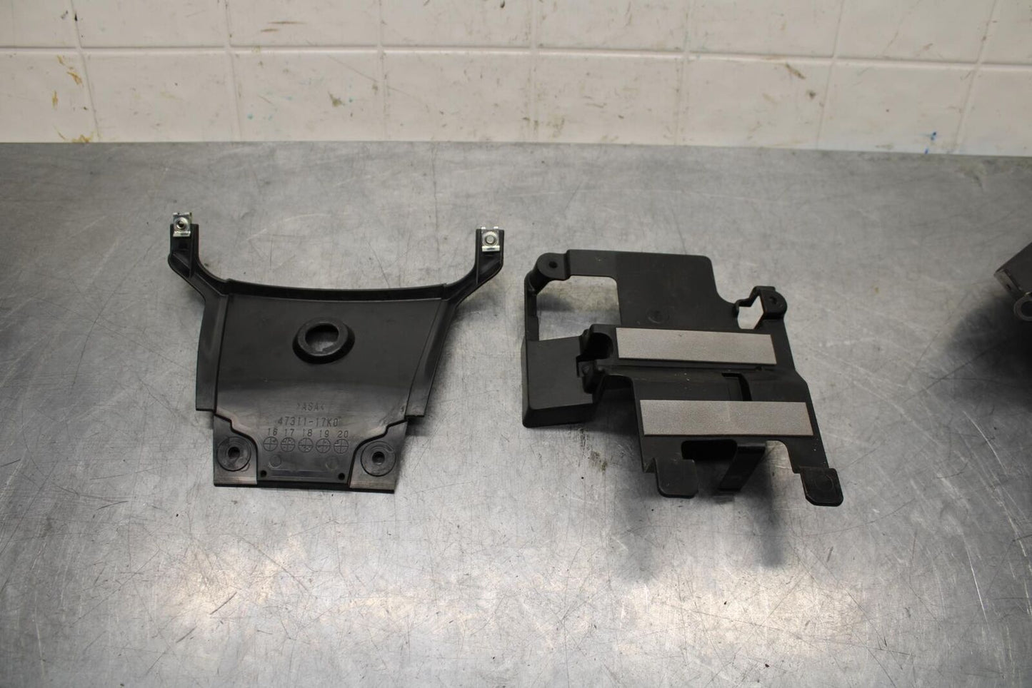 20 SUZUKI GSXR 1000 RIGHT MID UPPER SIDE FAIRING COWL PLASTIC BB597