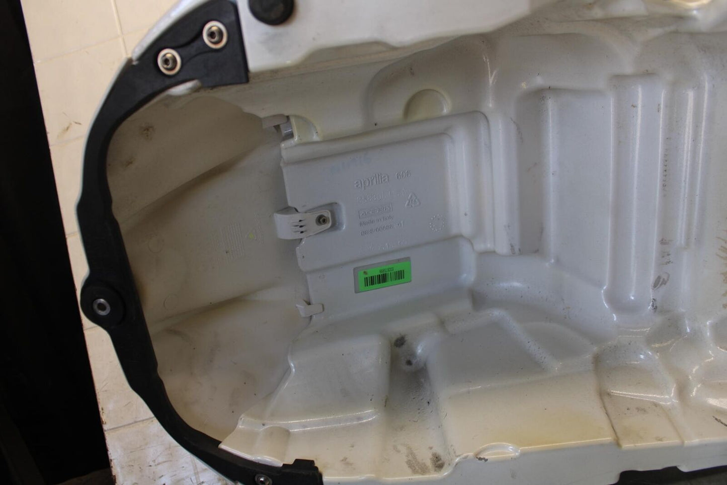 2010 Aprilia RSV1000R WHITE GAS TANK FUEL CELL PETROL RESERVOIR BB513