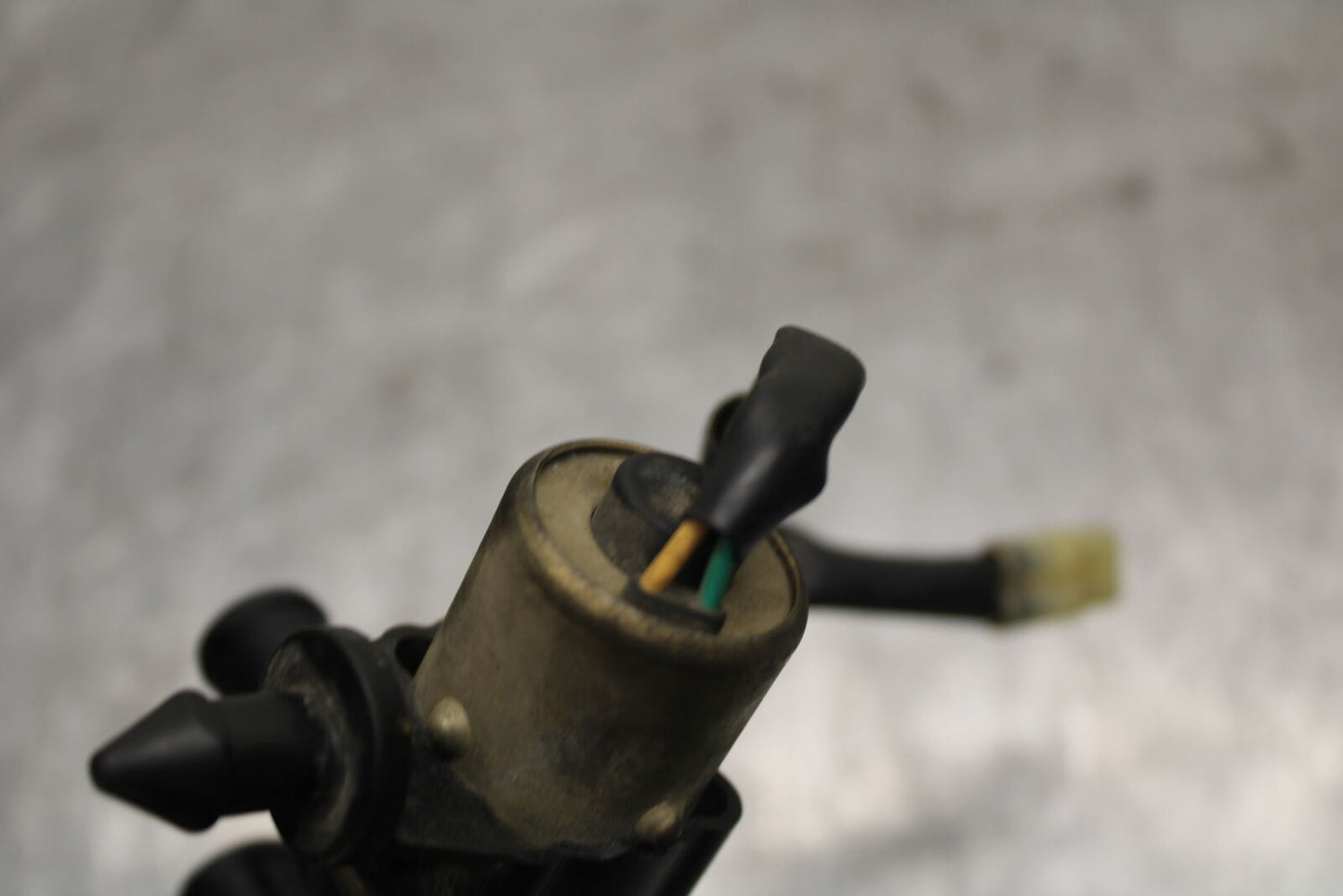 04-06 YAMAHA YZF R1 AIR VALVE SOLENOID TOP ENGINE SWITCH SENSOR BB659
