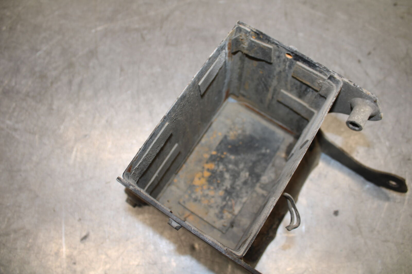 87-03 SUZUKI INTRUDER 1400 VS1400GLP BATTERY TRAY BOX HOLDER BB702