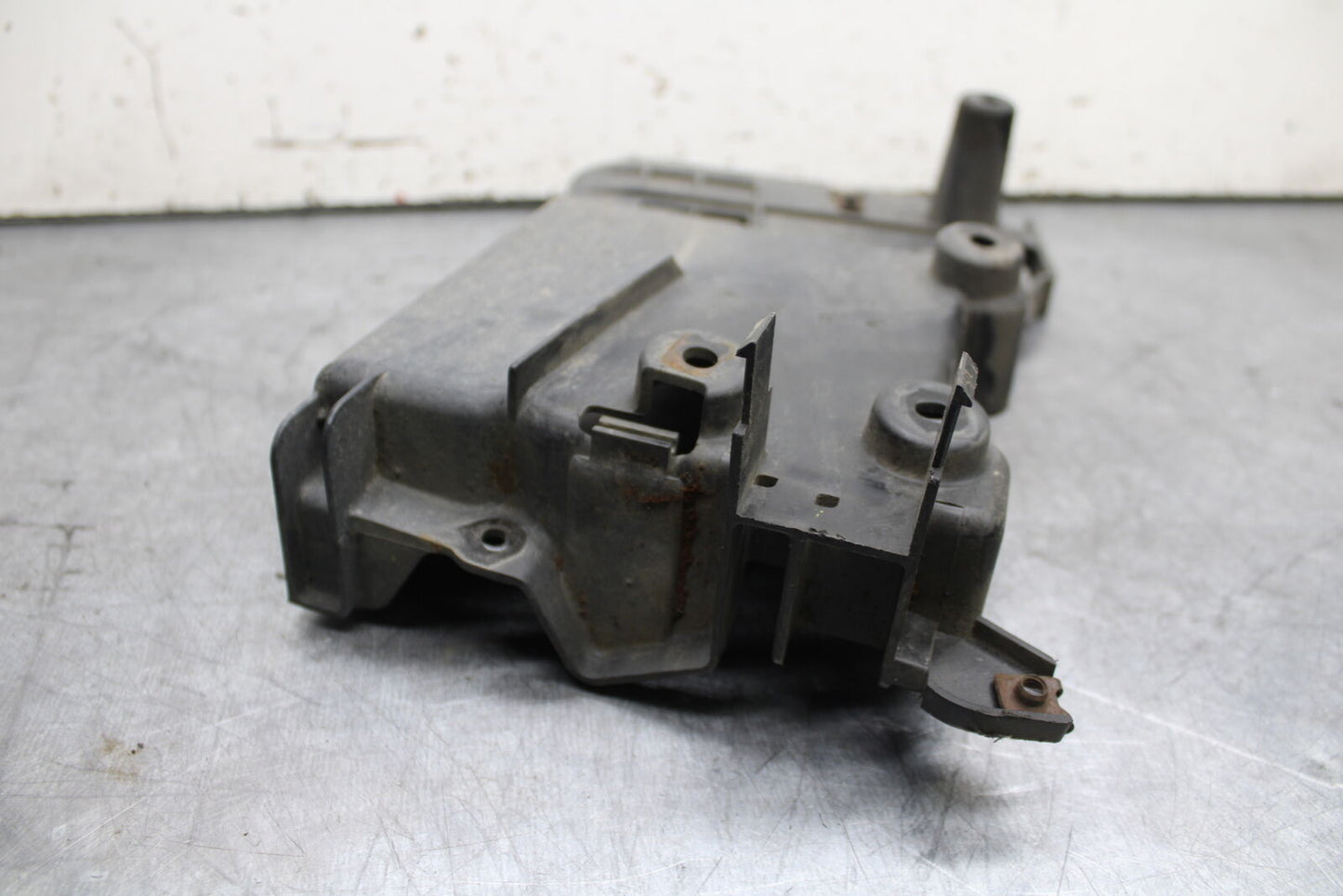 99-00 YAMAHA V STAR 1100 BATTERY TRAY BOX HOLDER BB711