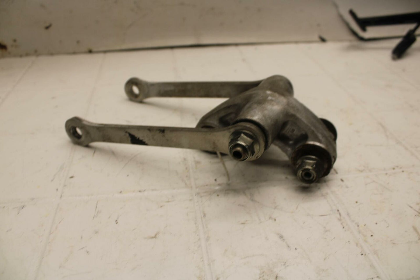 01 SUZUKI GSXR1000 REAR DOGBONE SHOCK LINKAGE LINK 62600-35870 BB10