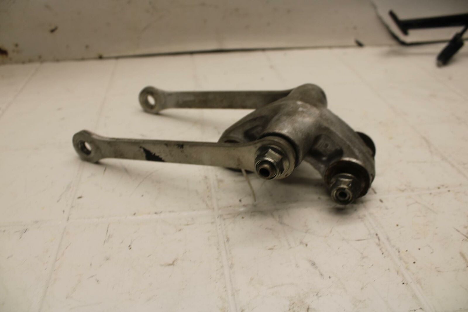 01 SUZUKI GSXR1000 REAR DOGBONE SHOCK LINKAGE LINK 62600-35870 BB10