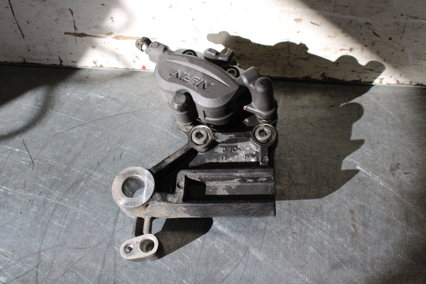 19-22 KAWASAKI Z400 REAR BACK BRAKE CALIPER W MOUNT BRACKET BB708