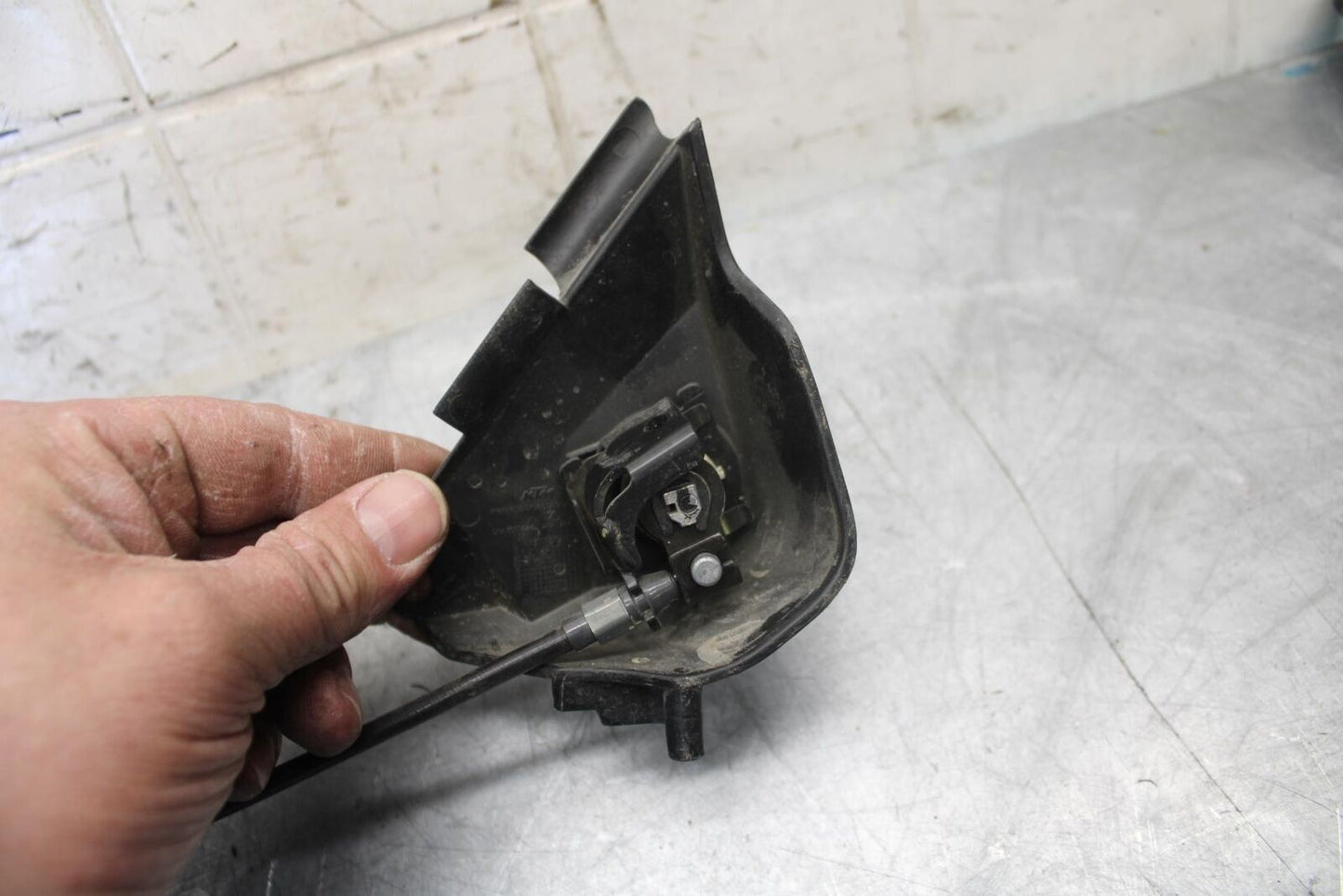 22 KTM 890 ADVENTURE REAR SEAT PAD PILLION LATCH LOCK BB514