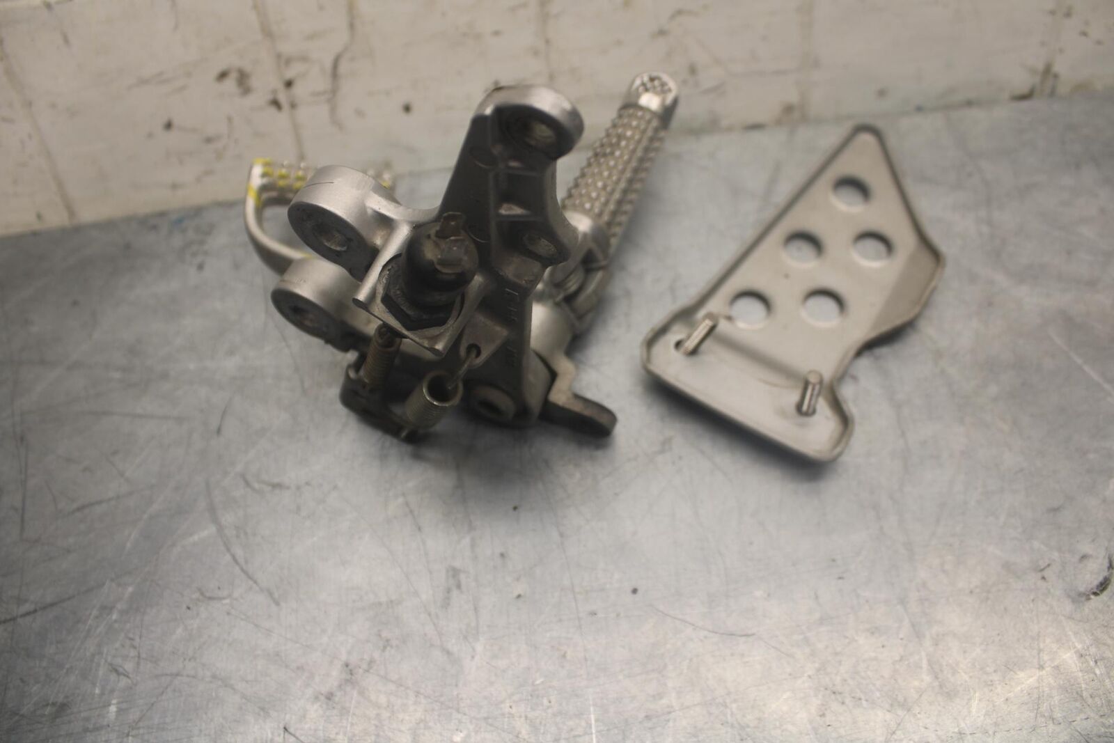 03-04 SUZUKI GSXR1000 RIGHT REARSET REAR SET DRIVER FOOT PEG REST STOP BB459