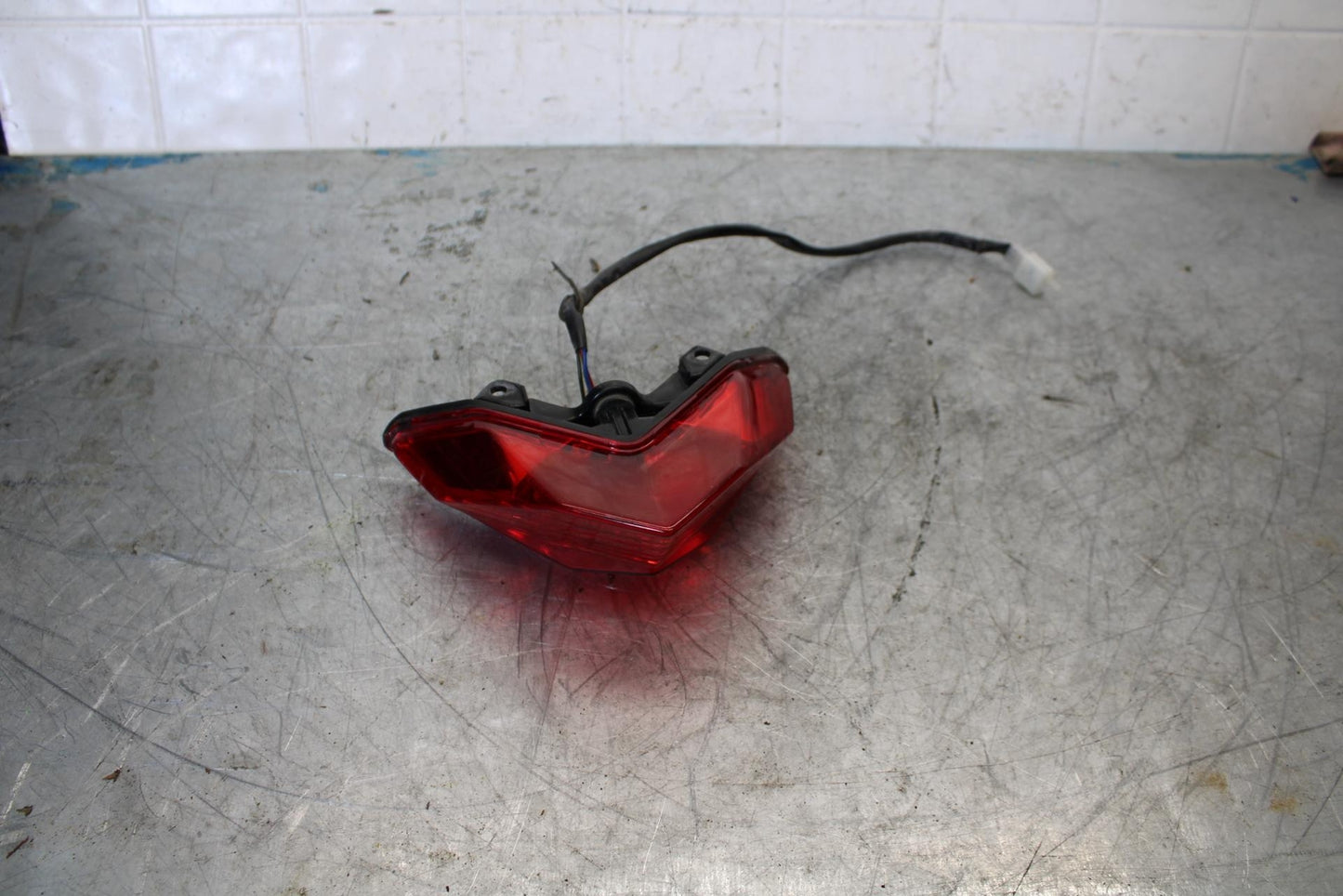 13-17 KAWASAKI NINJA 300 REAR TAIL TAILLIGHT BACK BRAKE LIGHT BB429