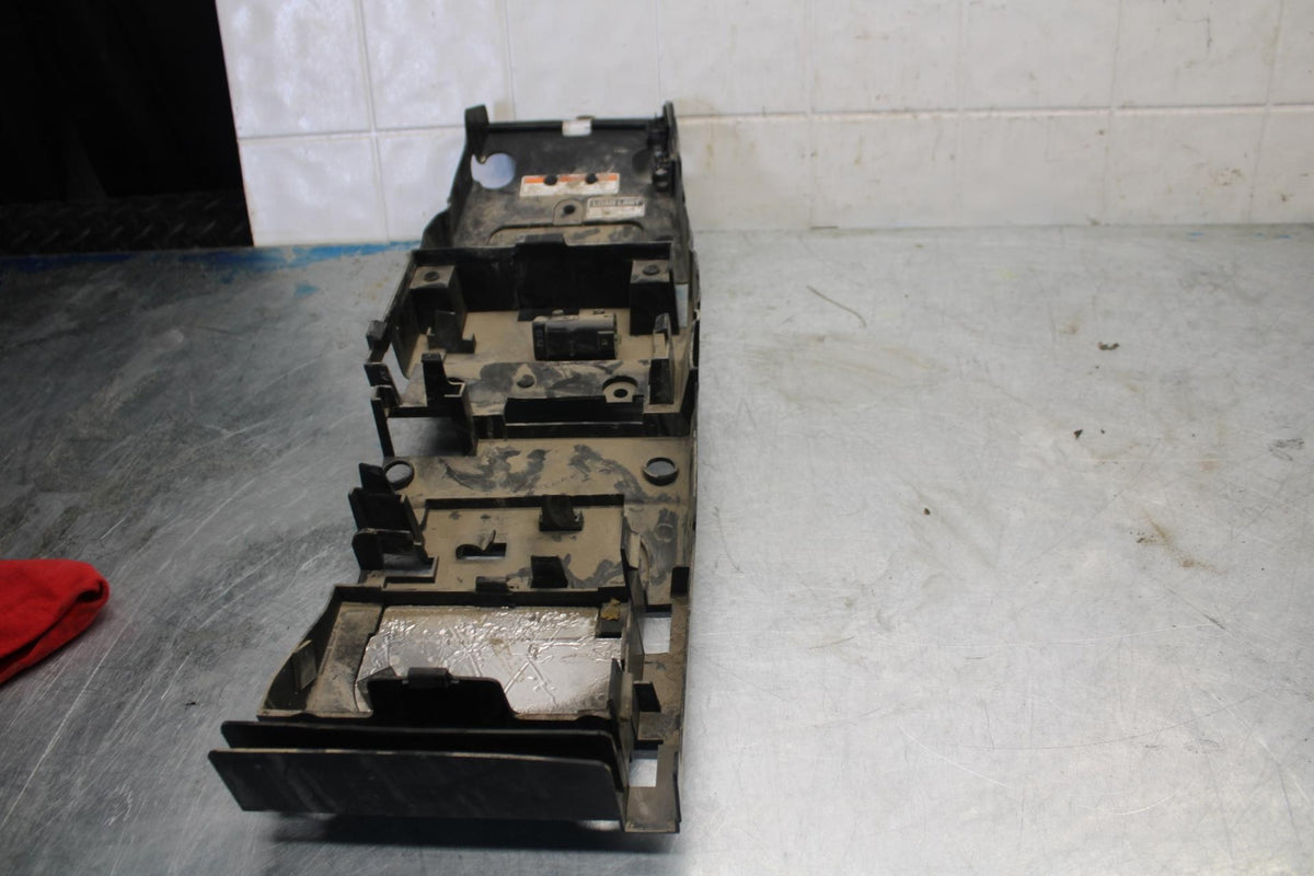07 YAMAHA YZF R6 2c0 REAR BACK TAIL UNDERTAIL BATTERY TRAY PLASTIC BB423