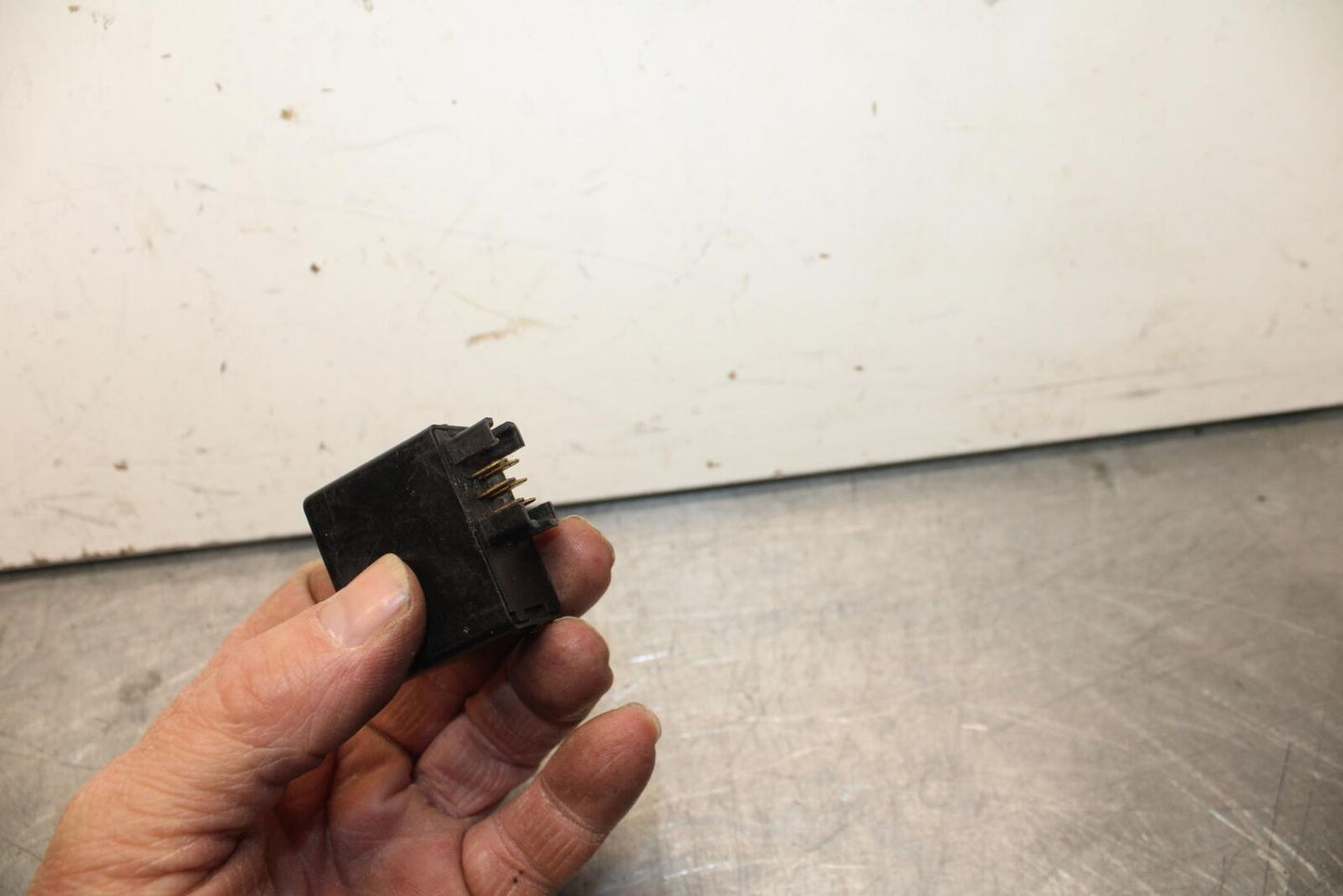 01 SUZUKI GSXR1000 TURN SIGNAL BLINKER RELAY FLASHER SWITCH 38610-03F00 BB100