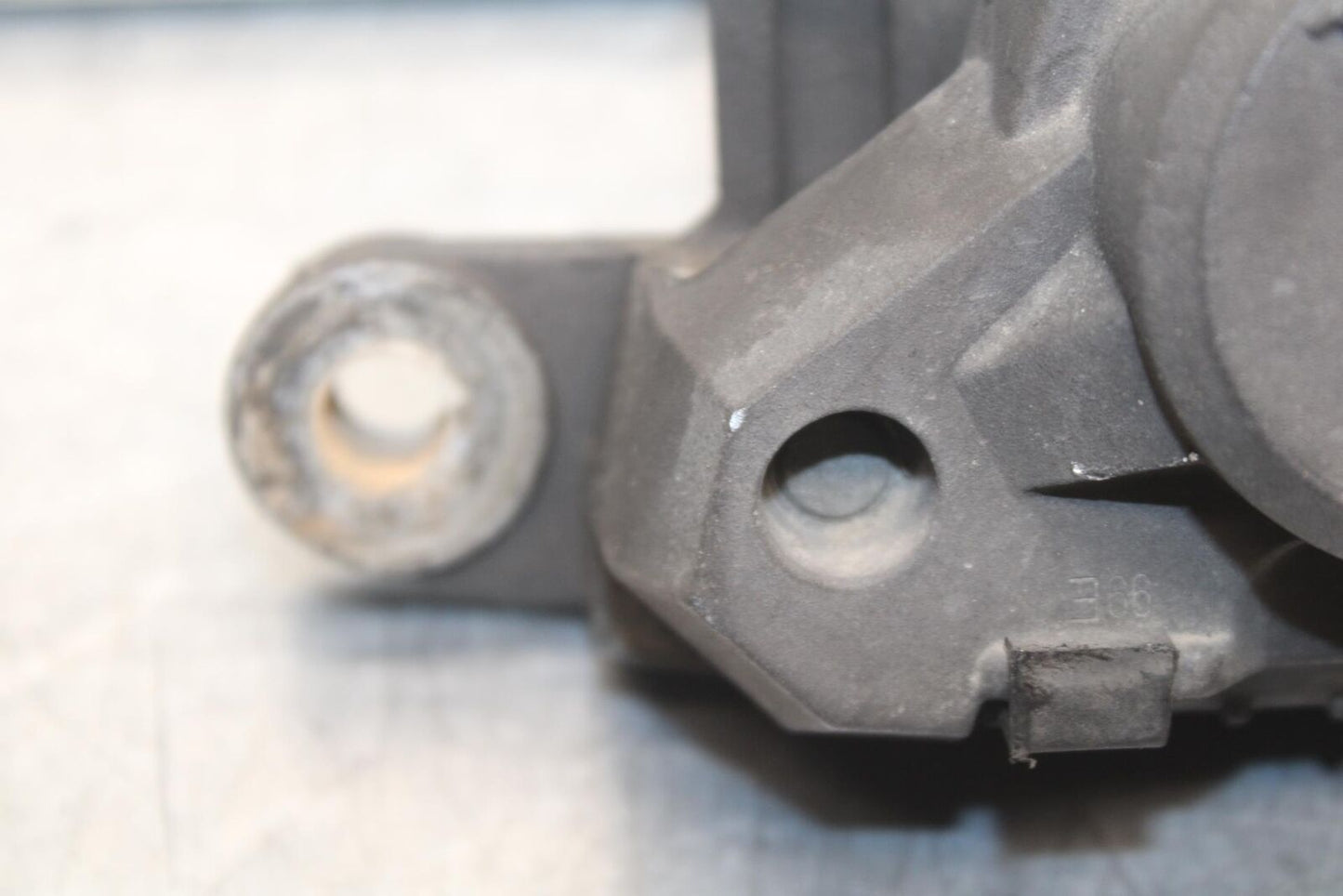 1999 Suzuki GSXR600 REAR BACK BRAKE CALIPER W MOUNT BRACKET BB608