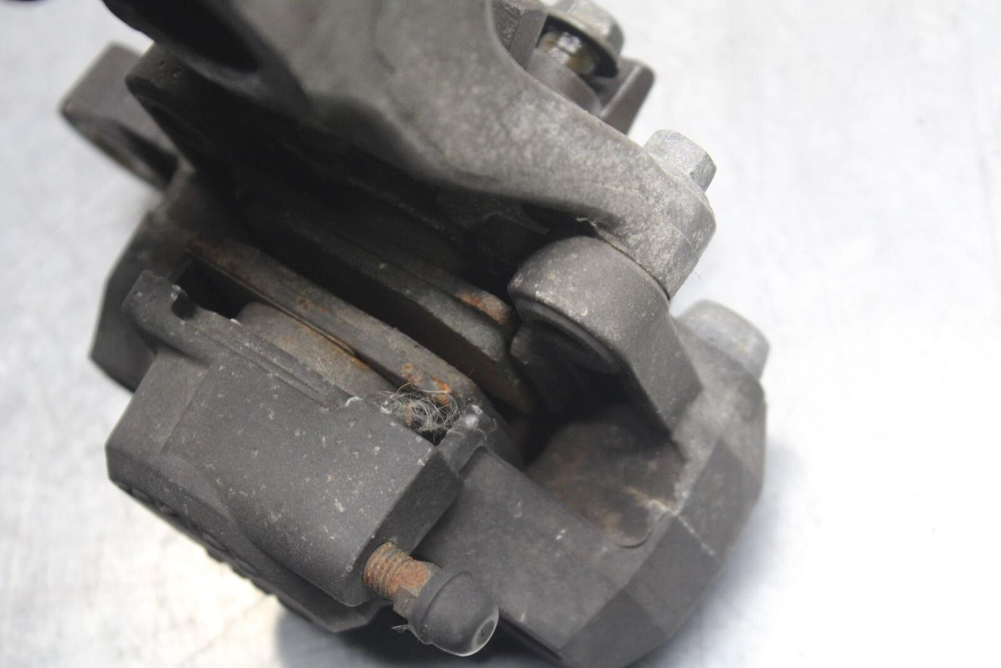 1999 Suzuki GSXR600 REAR BACK BRAKE CALIPER W MOUNT BRACKET BB608