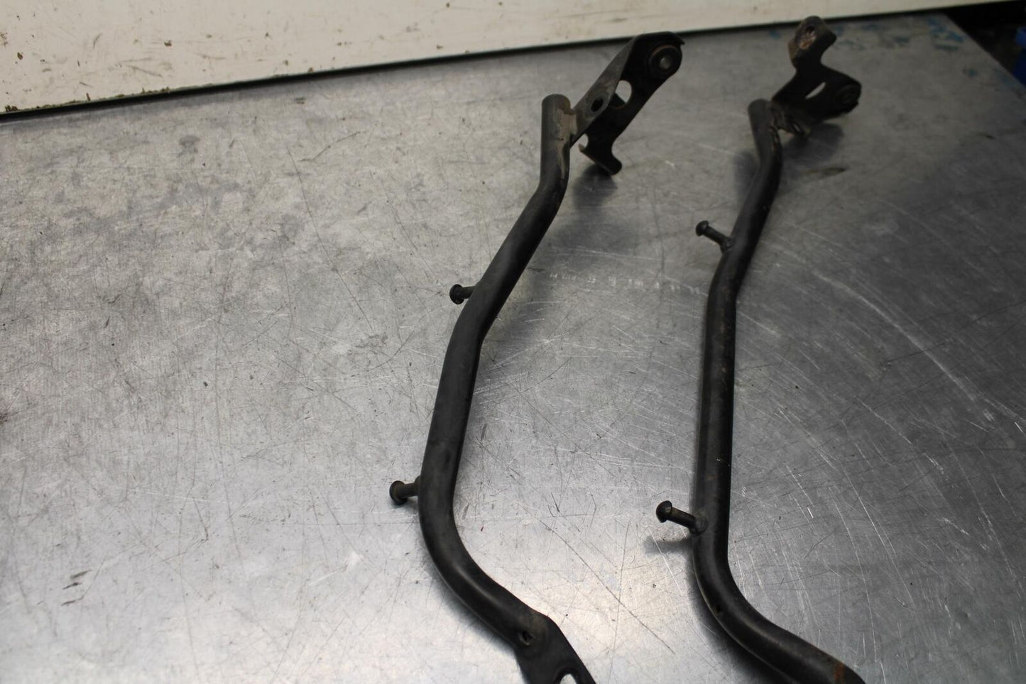 04-09 SUZUKI GS 500 FH GS500F PASSENGER REAR SEAT GRAB BAR HANDLE SET BB97