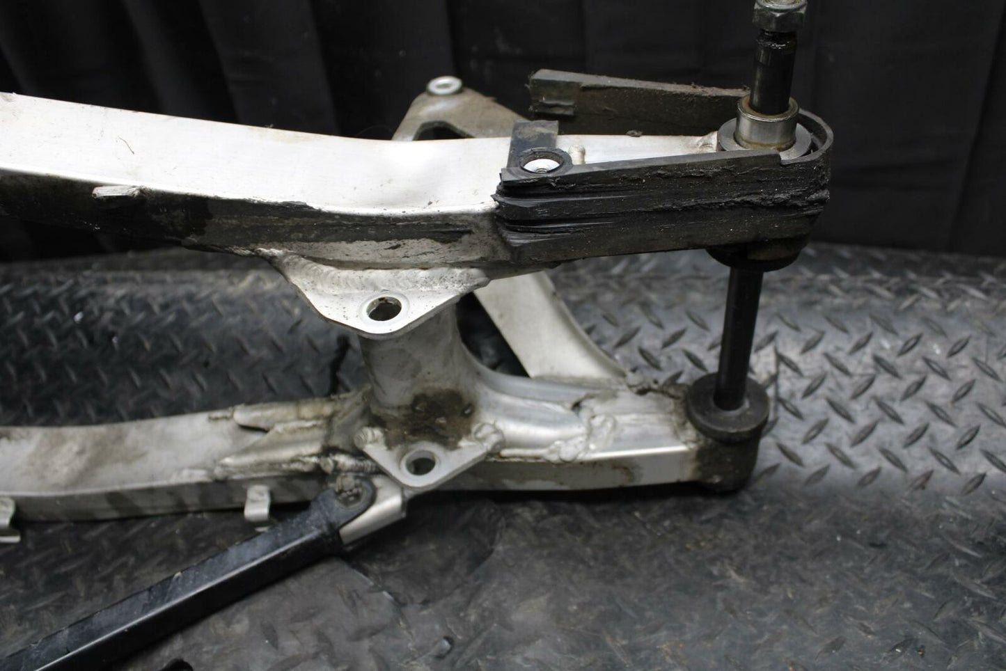 86 SUZUKI GS750ES REAR SWINGARM BACK SUSPENSION SWING ARM BB233
