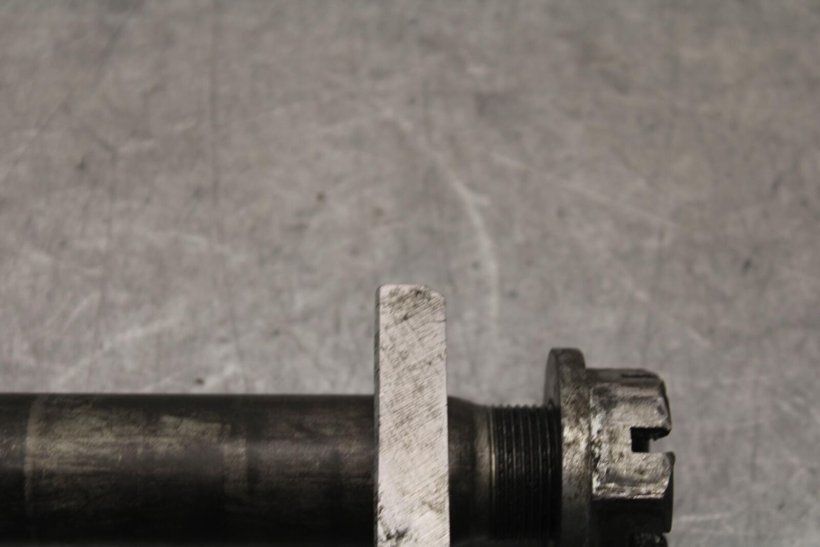 01-03 SUZUKI GSXR600 REAR AXLE BACK WHEEL RIM PIVOT BOLT AXEL 64711-33E10 BB639