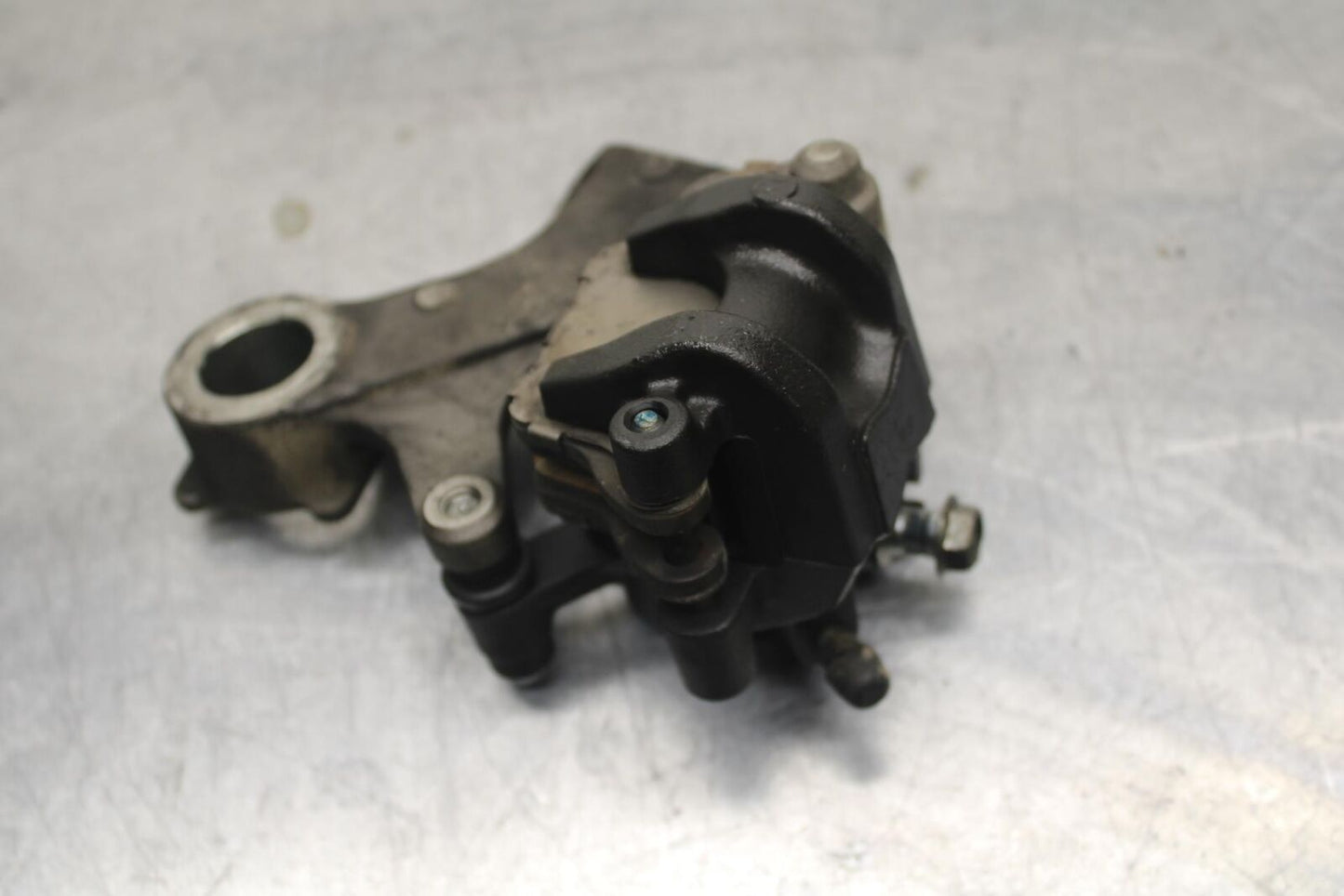 2011 Suzuki GSXR600 REAR BRAKE CALIPER W MOUNT BRACKET 69100-47H10-999 BB605