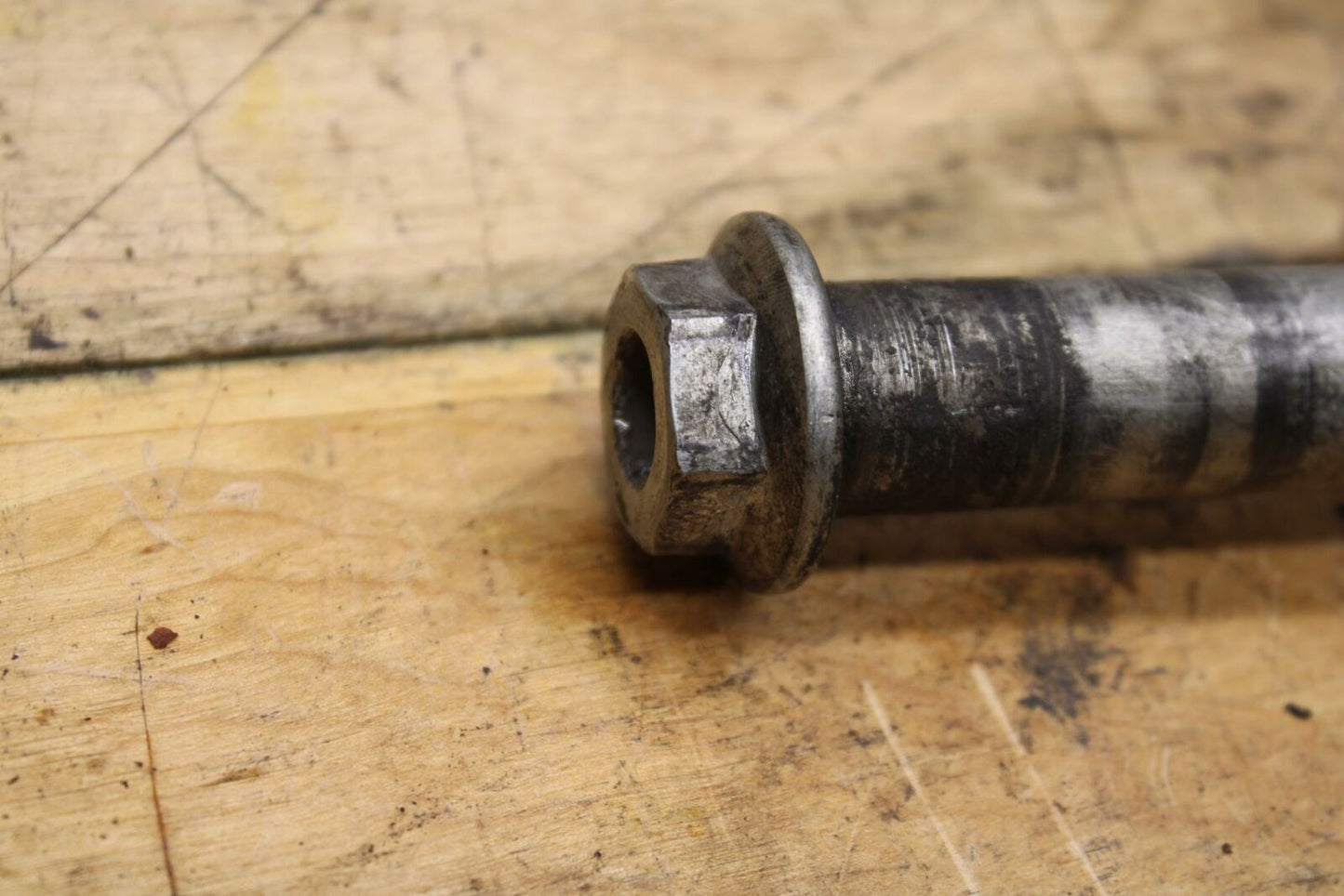 98-05 HONDA SUPER HAWK 1000 VTR1000F REAR AXLE BACK WHEEL PIVOT BOLT AXEL BB341