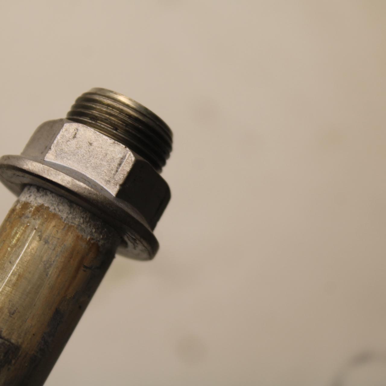 21 KAWASAKI NINJA ZX6R REAR BACK SWINGARM BOLT SUSPENSION PIVOT AXLE BB647