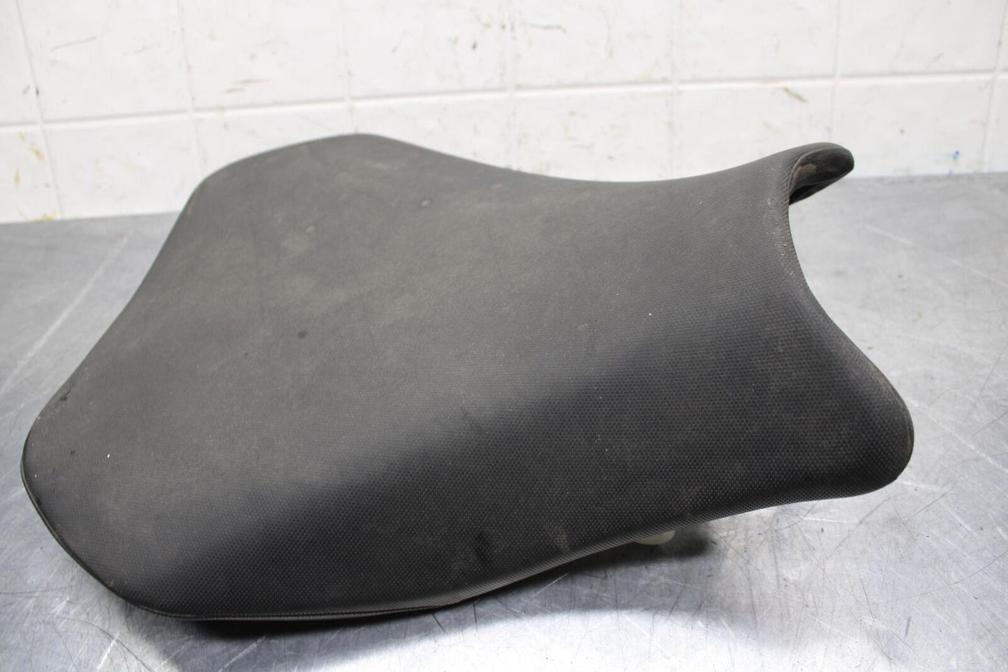 20 SUZUKI GSXR 1000 FRONT DRIVERS SEAT PAD SADDLE PILLION BB597
