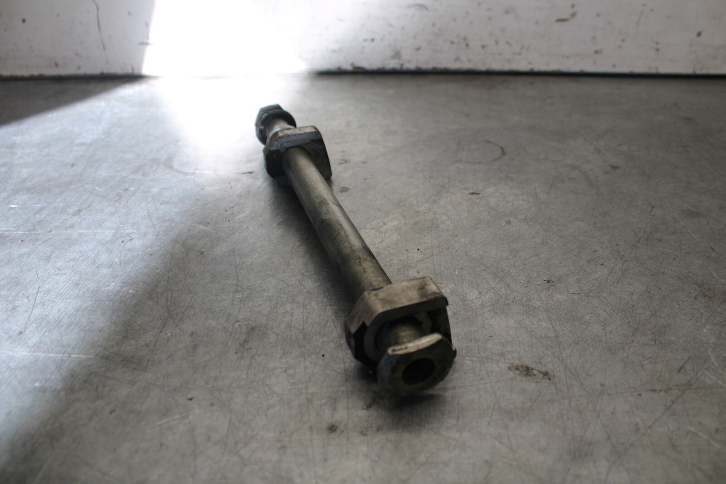 07-08 TRIUMPH DAYTONA 675 REAR AXLE BACK WHEEL RIM PIVOT BOLT AXEL BB685