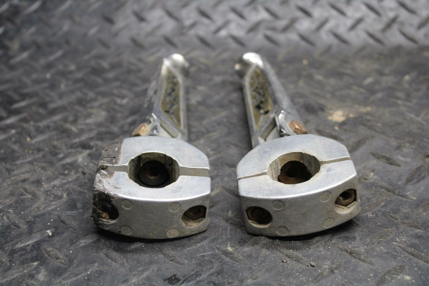 02 YAMAHA V STAR 1100 HIGHWAY FOOT RESTS PEGS STEPS SET PAIR BB199