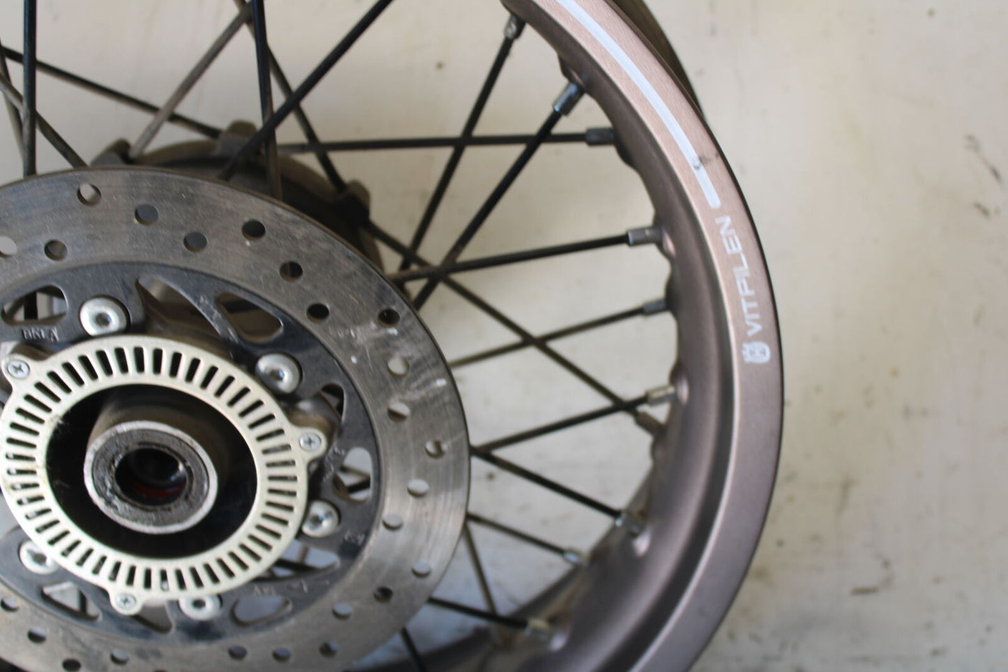 21 HUSQVARNA VITPILEN 401 REAR WHEEL BACK RIM BB467