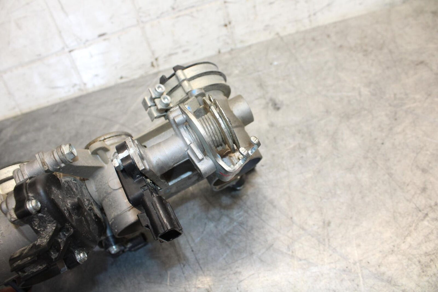 2015 Yamaha FZ09 MAIN FUEL INJECTORS / THROTTLE BODIES 1RC-12572-00-00 BB535