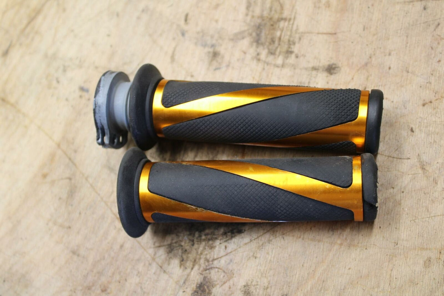 03-06 KAWASAKI Z1000 RIGHT THROTTLE GRIP BB319