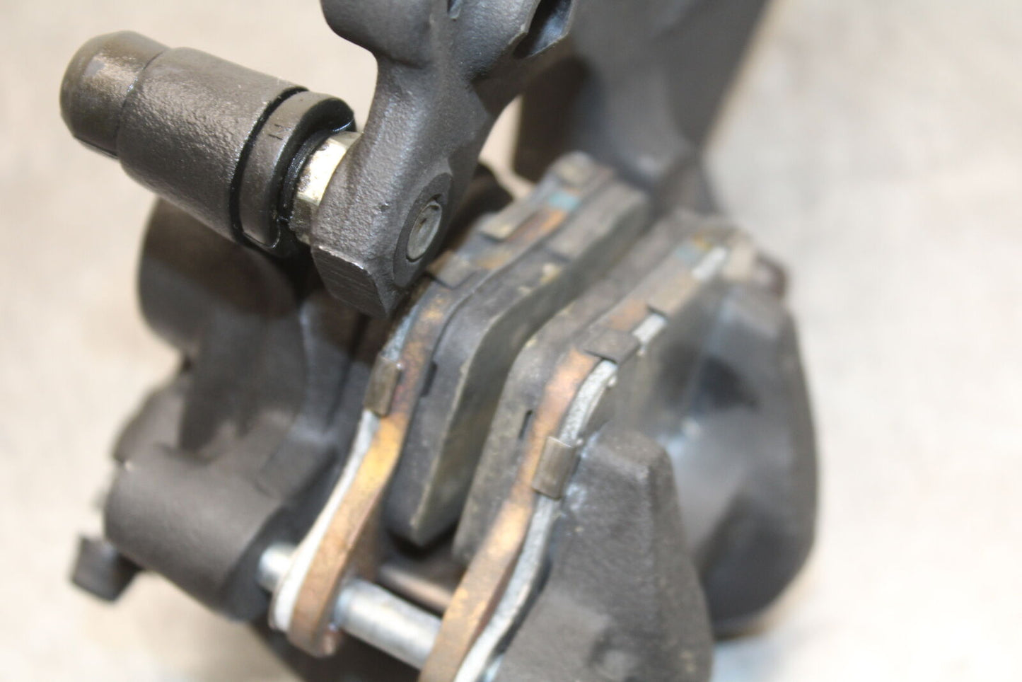 24-25 KAWASAKI NINJA ZX6R REAR BACK BRAKE CALIPER W MOUNT BRACKET BB726