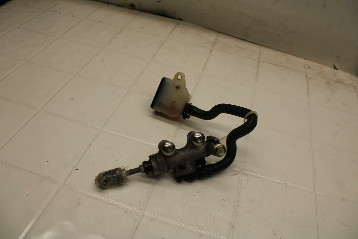 91-92 SUZUKI GSXR1100 GSXR 1100M REAR BRAKE MASTER CYLINDER W RESERVOIR BB03c