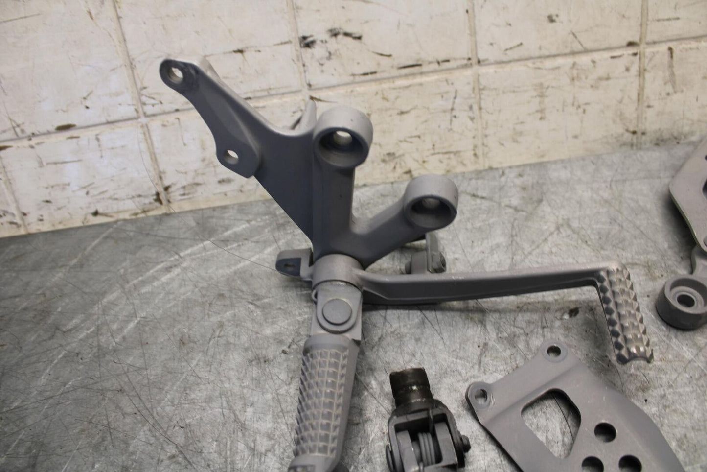 2004 Suzuki GSXR600 LEFT RIGHT REARSET REAR SET DRIVER PEG BRACKETS MOUNTS BB528