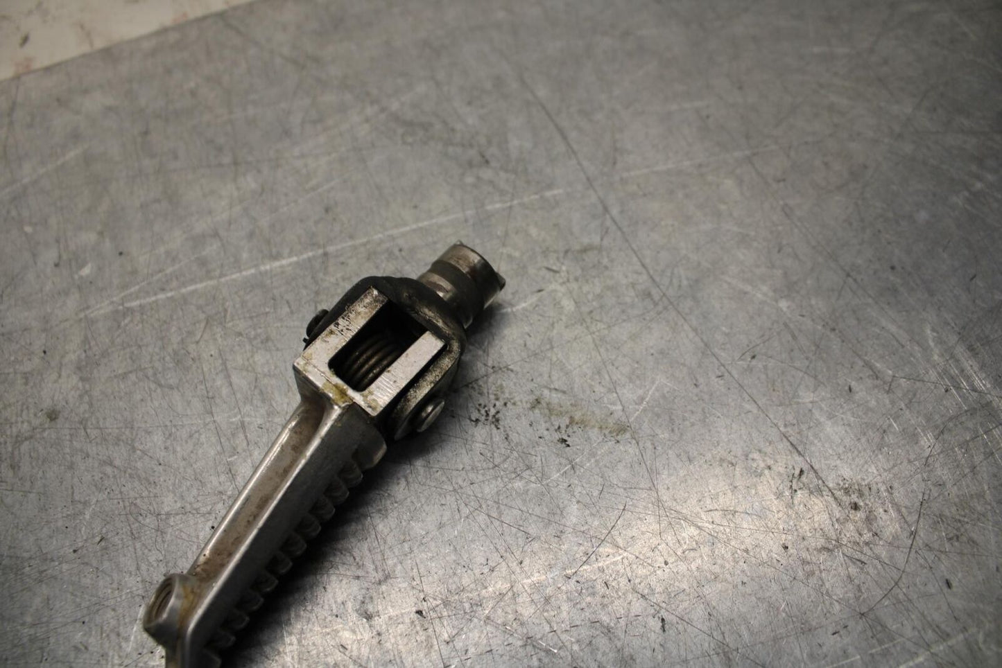 2002 Suzuki GSXR1000 LEFT FRONT FOOT REST PEG STEP 43526-35F00 BB73