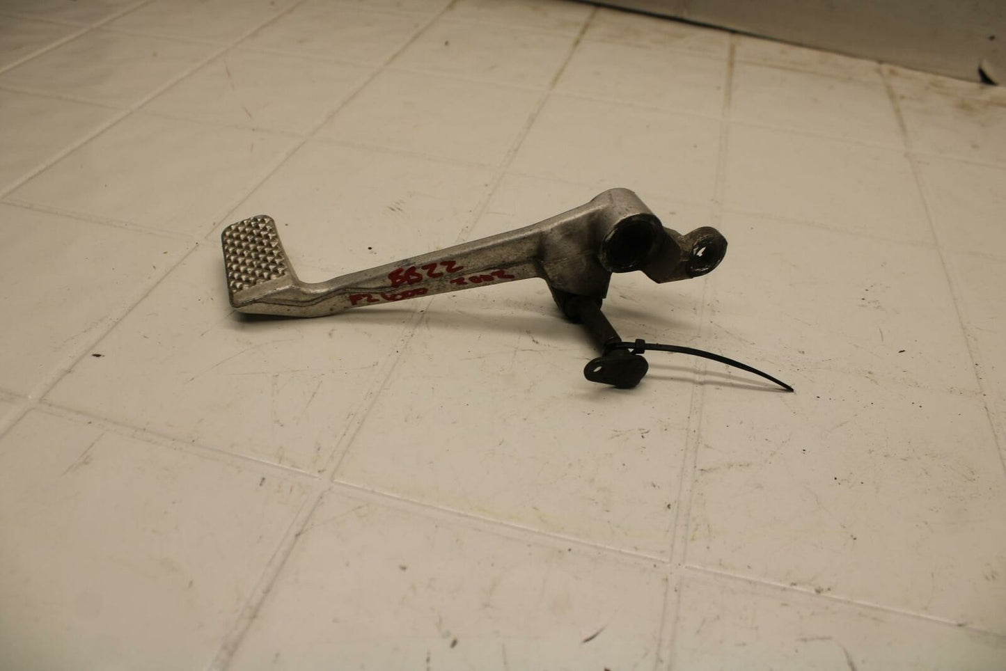 01-05 YAMAHA FZS1000 RIGHT REARSET BRAKE FOOT PEDAL BB 04