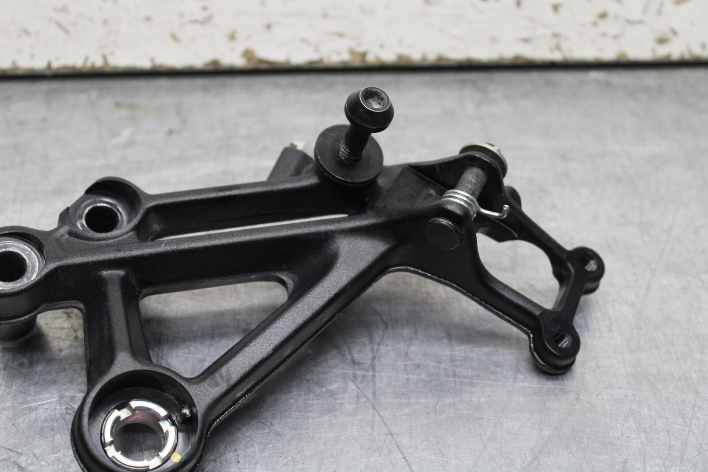 17-24 KTM 390 DUKE RIGHT REARSET REAR SET DRIVER FOOT PEG BRACKET MOUNT BB734