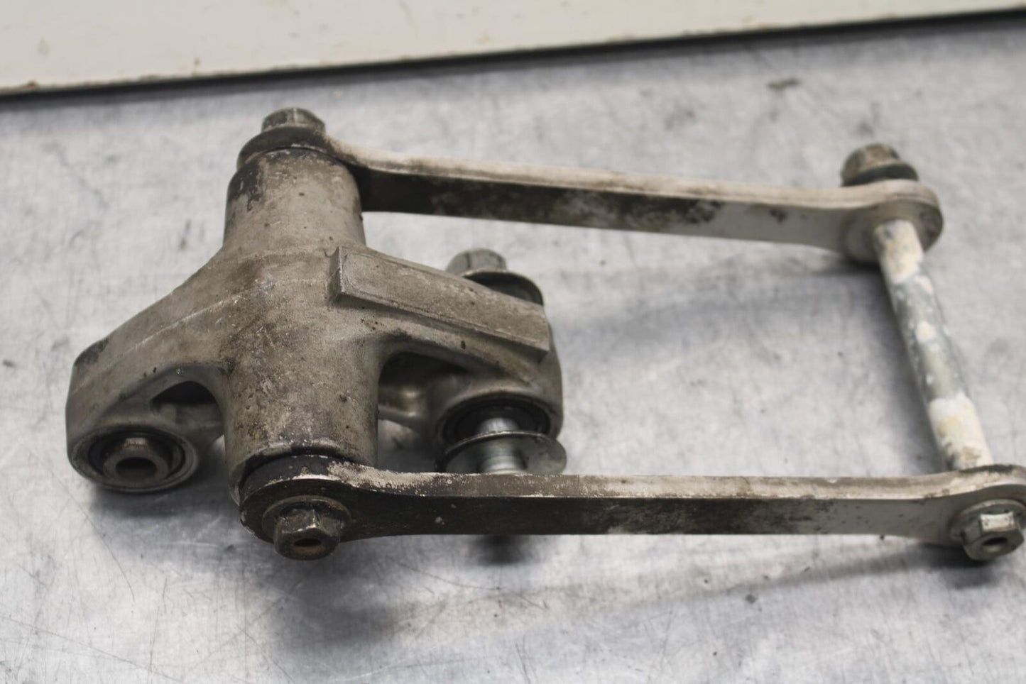 04-05 SUZUKI GSXR750 REAR DOGBONE SHOCK LINKAGE LINK 62600-35880 BB81