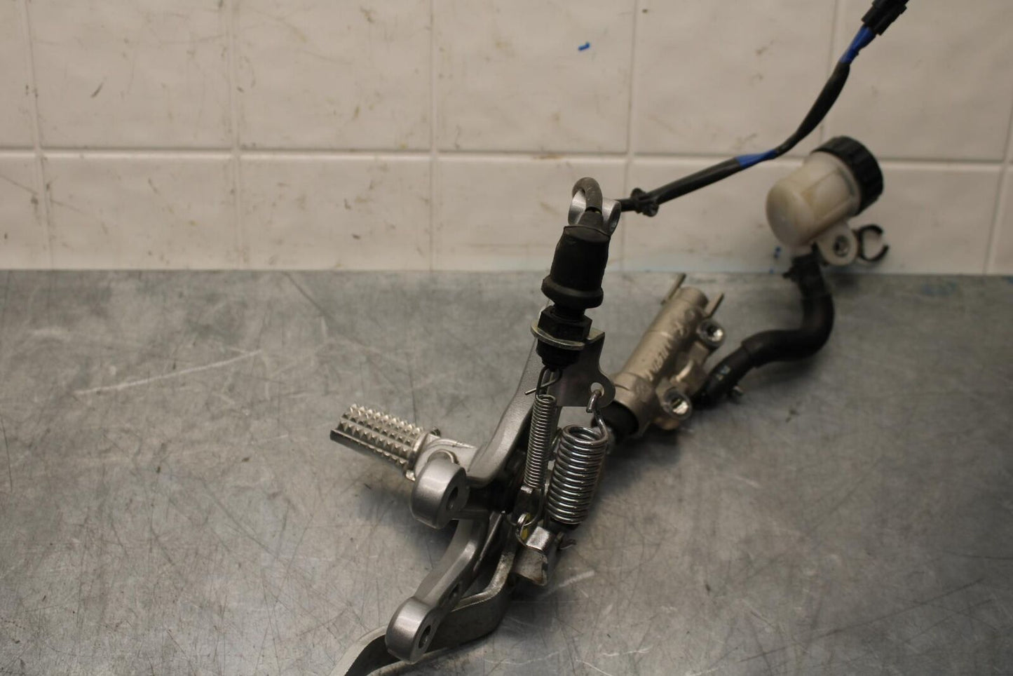 19-21 YAMAHA YZF R3 REAR BACK BRAKE MASTER CYLINDER W RESERVOIR BB588