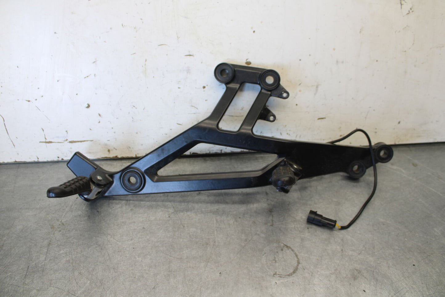 06-07 DUCATI MONSTER 695 RIGHT REARSET REAR SET DRIVER FOOT PEG REST STOP BB674