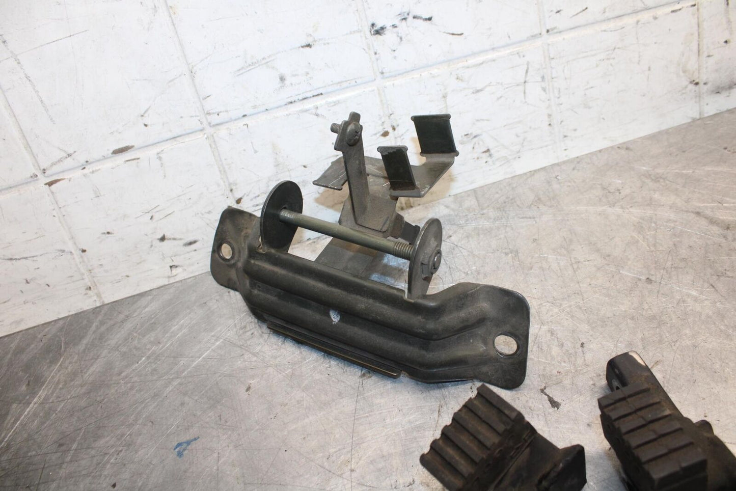 1998 Suzuki TL1000S GAS TANK FUEL CELL PETROL RESERVOIR BRACKET MOUNT BB508