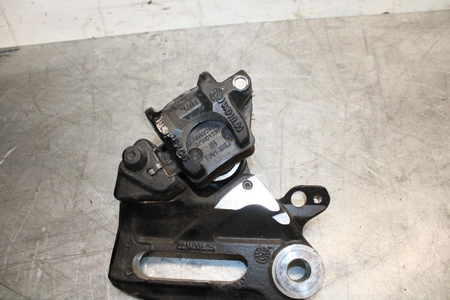 21 HUSQVARNA VITPILEN 401 REAR BACK BRAKE CALIPER W MOUNT BRACKET BB467