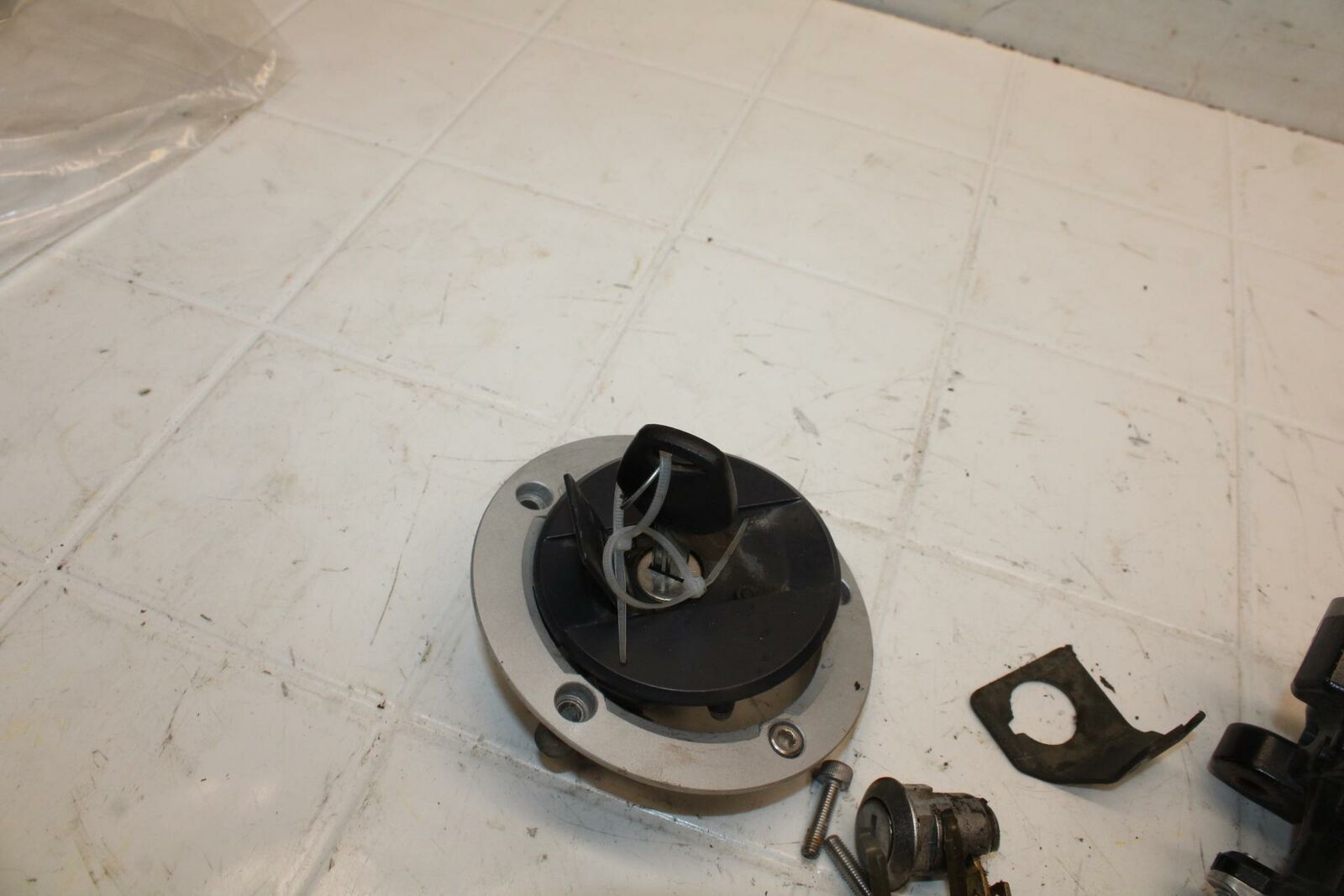 03-05 SUZUKI SV1000 IGNITION LOCK KEY SET W/ GAS CAP AND SEAT LOCK BB405