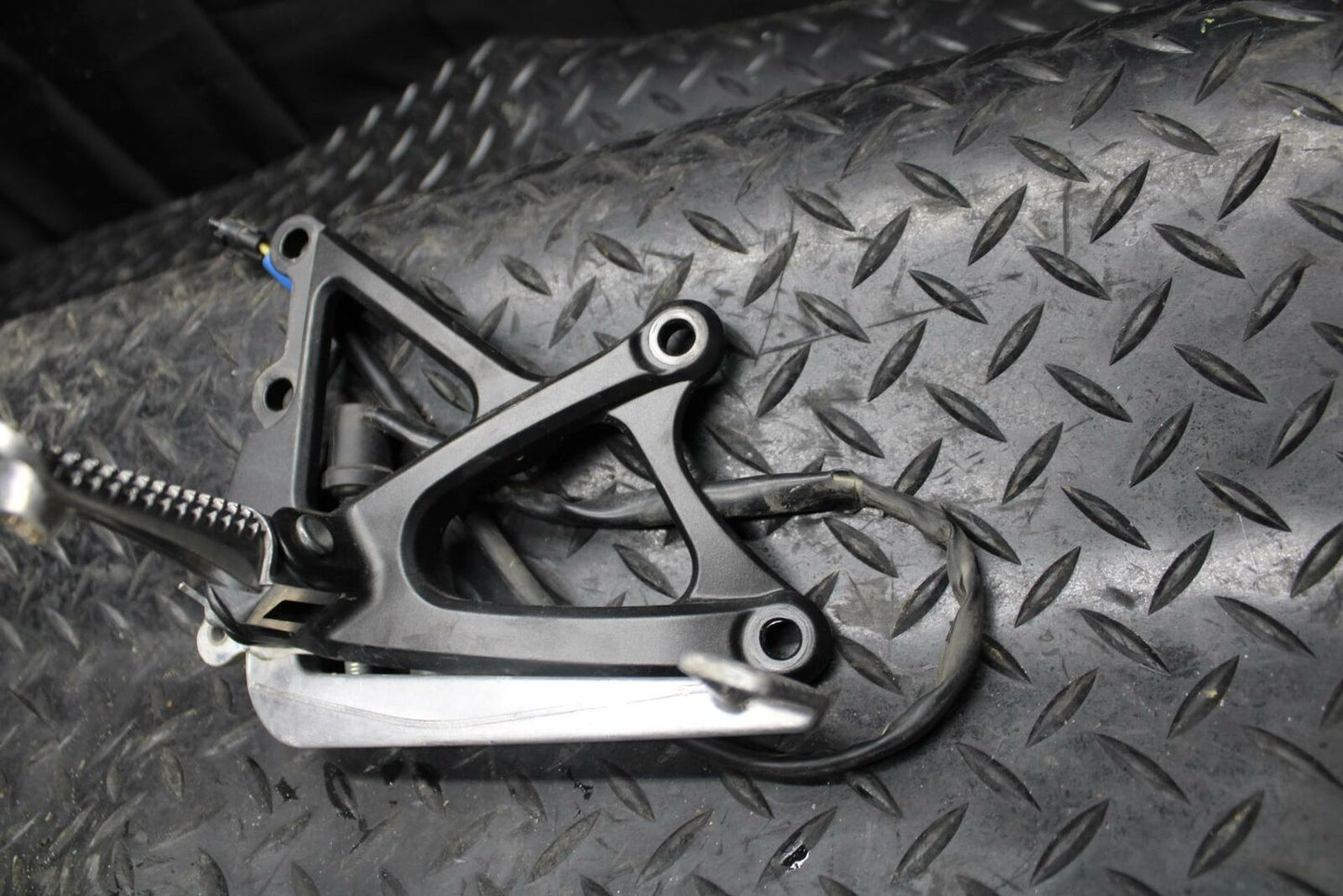 09-14 YAMAHA YZF R1 RIGHT REARSET REAR SET DRIVER FOOT PEG REST STOP BB196