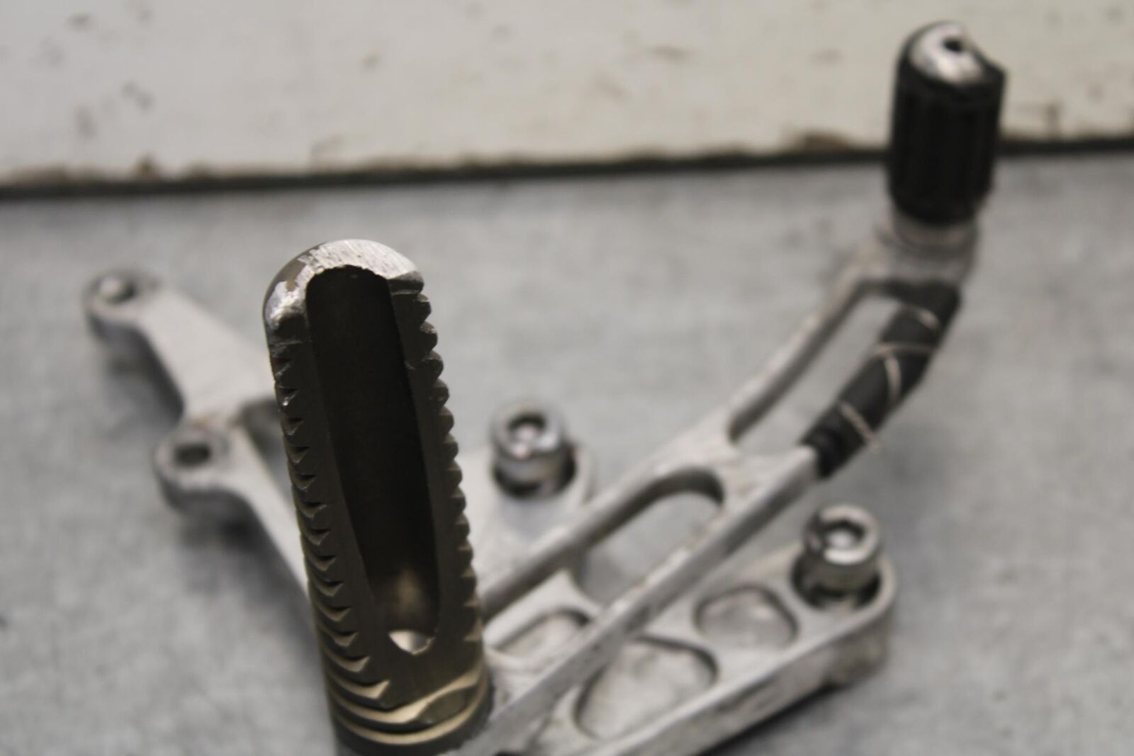 01-03 SUZUKI GSXR600 RIGHT LEFT REARSETS REAR SET DRIVER FOOT PEGS BB639