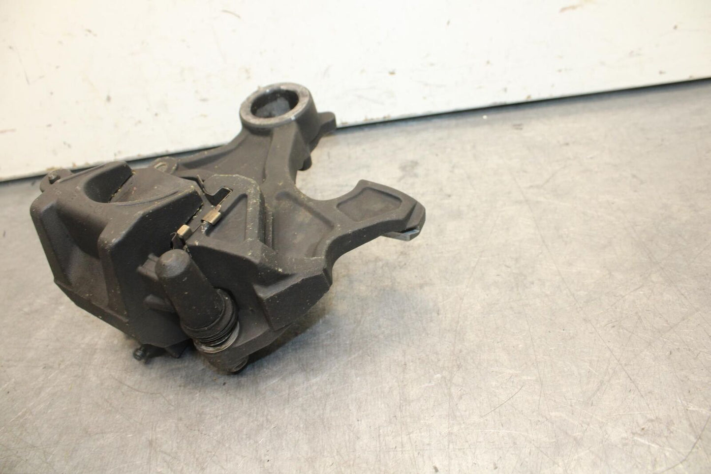 08-10 SUZUKI GSXR 600 750 REAR BACK BRAKE CALIPER W MOUNT BRACKET BB101