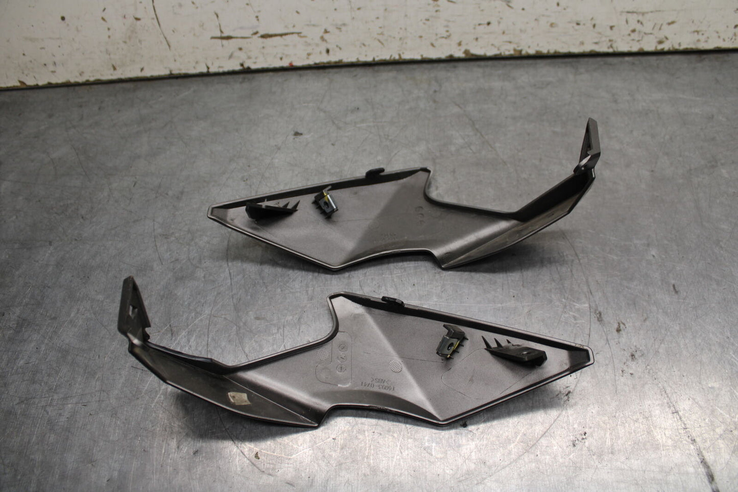 19-22 KAWASAKI Z400 FRONT HEADLIGHT HEAD LIGHT LAMP COVER TRIM SET BB738