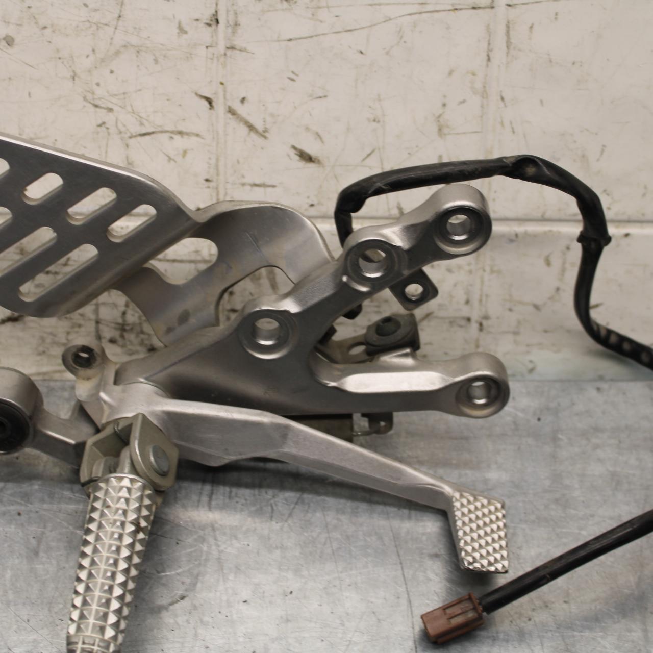2006 Yamaha YZF R6 RIGHT REARSET REAR SET DRIVER FOOT PEG REST STOP BB560