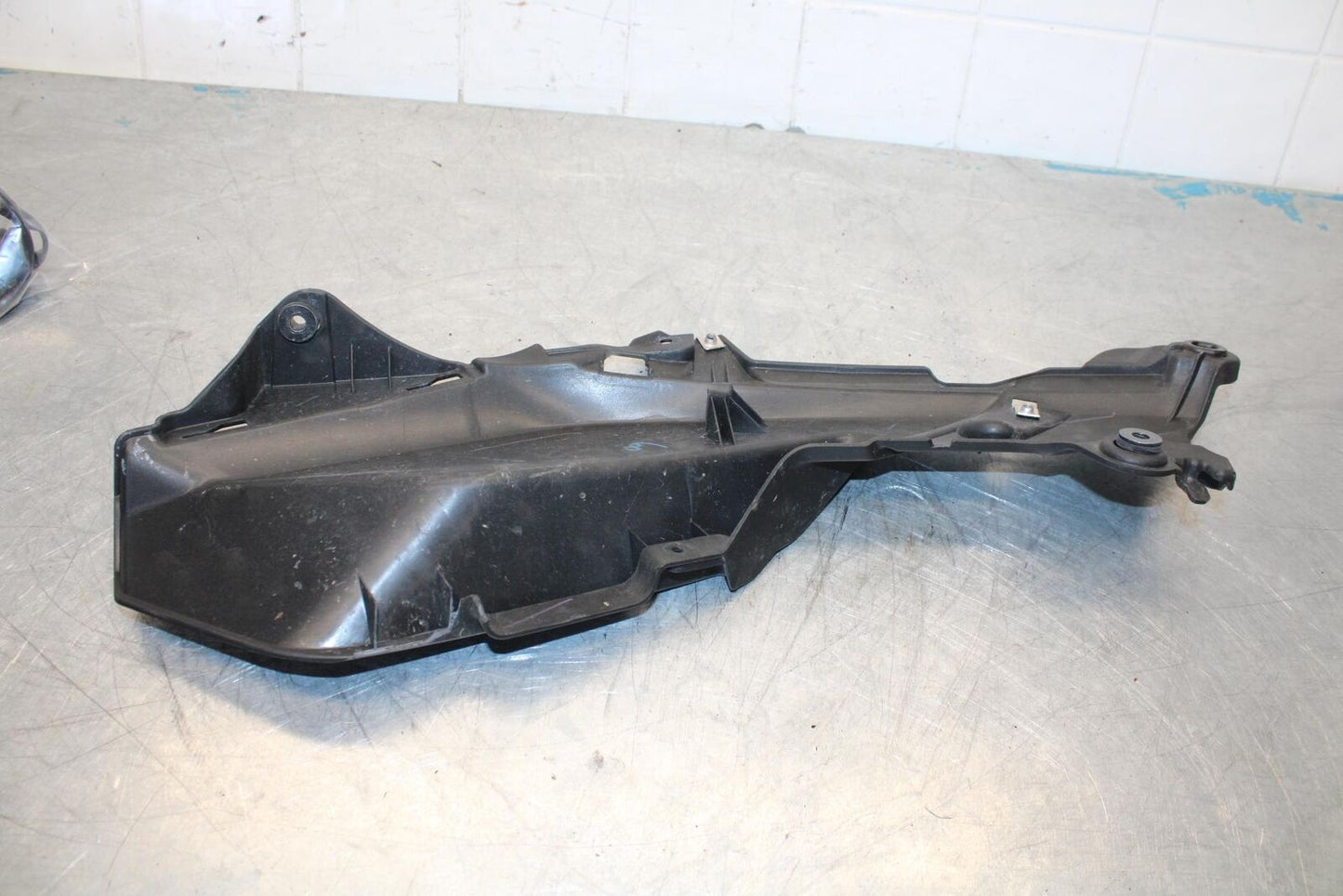17-18 YAMAHA YZF R3 PLASTIC LEFT INNER FAIRING COWL PANEL TRIM BB438