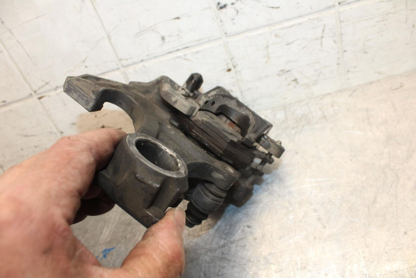 08-09 SUZUKI GSXR600 REAR BRAKE CALIPER W MOUNT BRACKET 69100-21H00-999 BB34