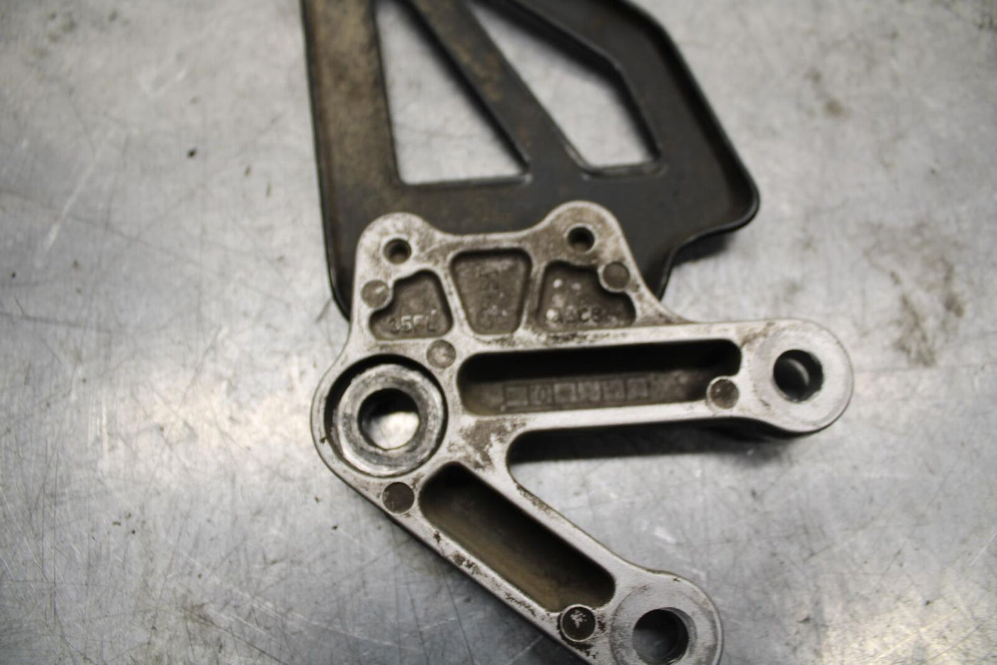 2002 Suzuki GSXR1000 LEFT REARSET REAR SET DRIVER FOOT PEG BRACKET MOUNT BB73