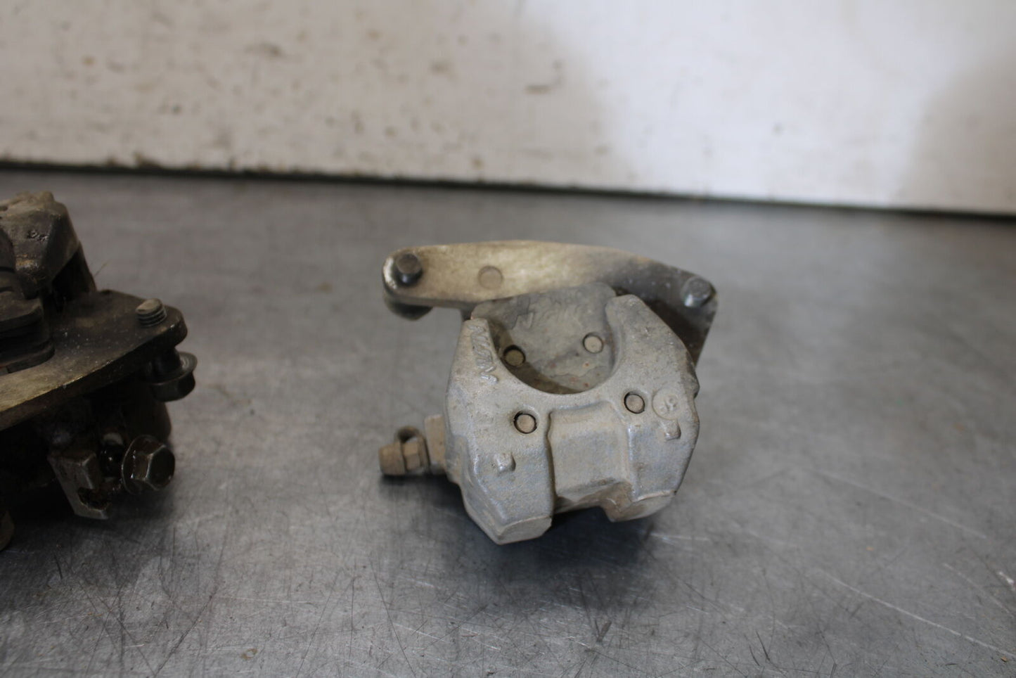 01-05 YAMAHA RAPTOR 660R LEFT RIGHT FRONT BRAKE CALIPER BB695