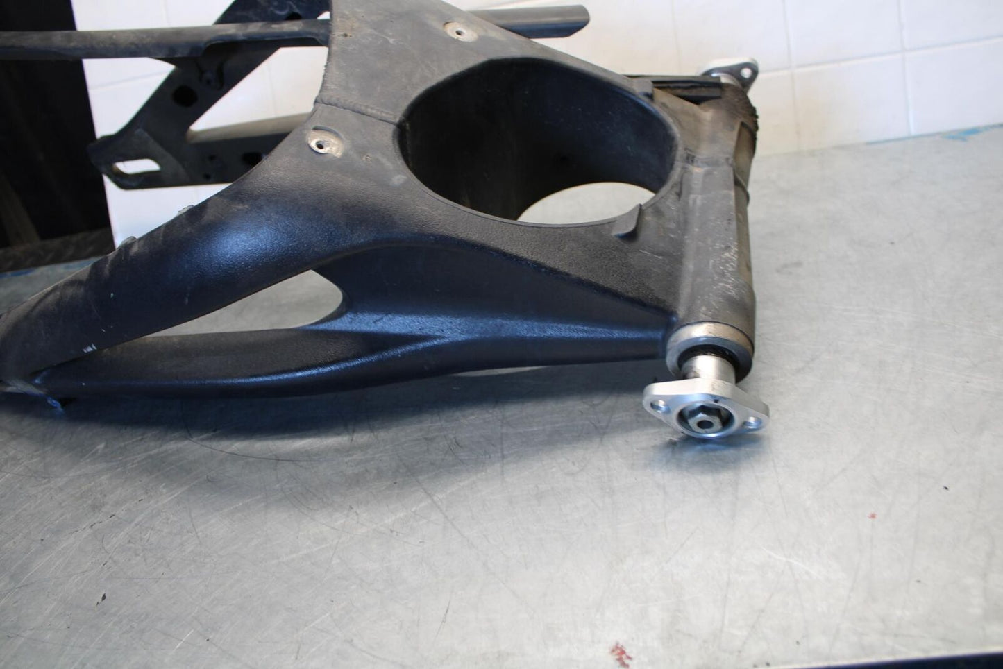 2006 Triumph Daytona 675 Triple REAR SWINGARM BACK SUSPENSION SWING ARM BB434